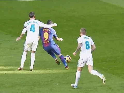 'Ramos xứng đáng nhận thẻ đỏ sau cú tát Suarez'