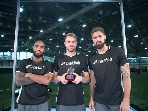 Ramsey trổ tài, đánh bại 2 đồng đội trong game show