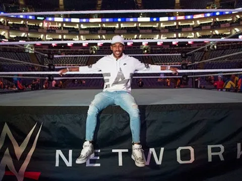 Rảnh rỗi, sao Arsenal sắp chuyển qua làm đô vật Smackdown?