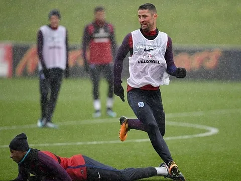 Rashford ngã chổng vó ở buổi tập dưới cơn mưa rào của tuyển Anh