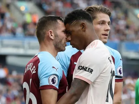 Rashford ngây thơ, trao cờ tận tay Martial