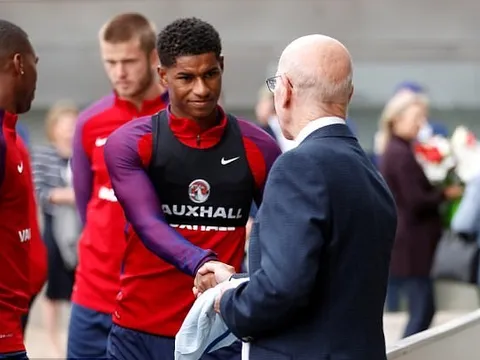 Rashford 'tay bắt, mặt mừng' huyền thoại M.U khi lên tuyển tập trung