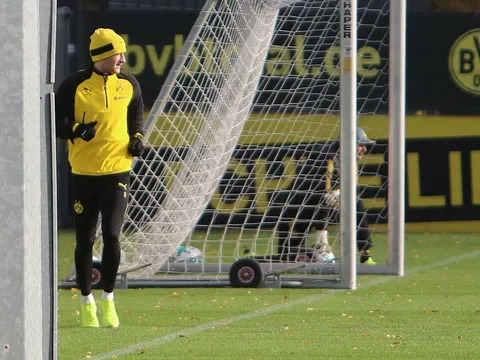 Reus chạy ngoài đường pitch, hướng ánh nhìn về phía đồng đội