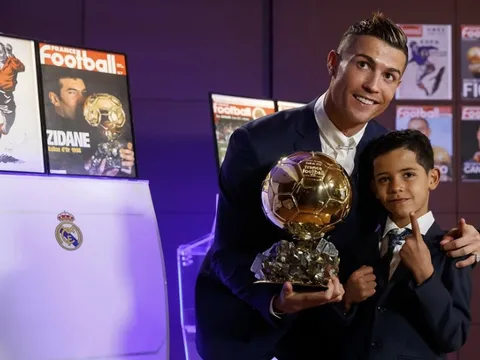 Đêm nay trao Quả bóng Vàng: Ronaldo đuổi kịp Messi rồi về vườn?