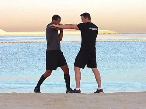 Rio Ferdinand sở hữu "cú móc phải" uy lực