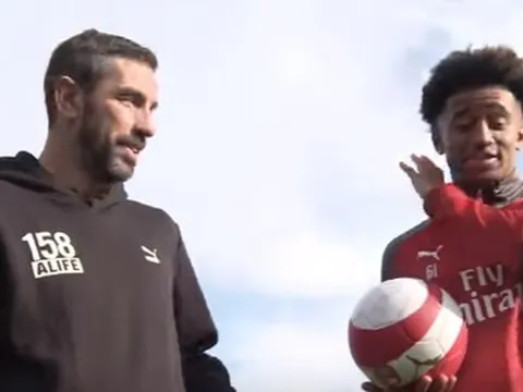 Robert Pires tận tình hướng dẫn sao trẻ Arsenal dứt điểm