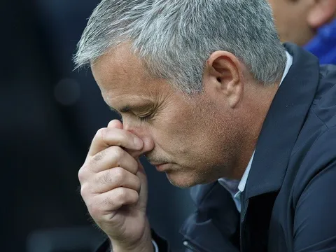 Rơi vào bảng tử thần, Mourinho ngày càng gần "trát sa thải"