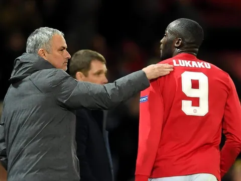 Jose Mourinho: Chơi dao lắm cũng có ngày đứt tay