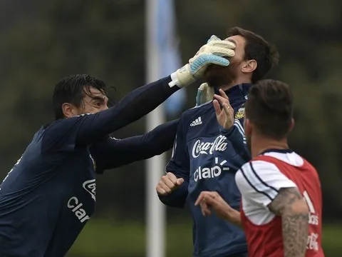 Sao M.U đấm Messi 'sấp mặt' trong buổi tập thứ 2 của Argentina