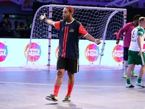 Ronaldinho giận dỗi bỏ trận vì thua đội Ryan Giggs
