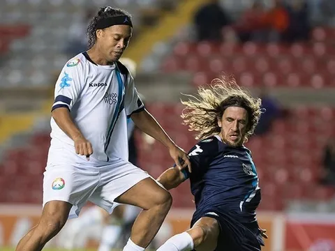Ronaldinho ghi bàn, kiến tạo đỉnh cao ở tuổi 37