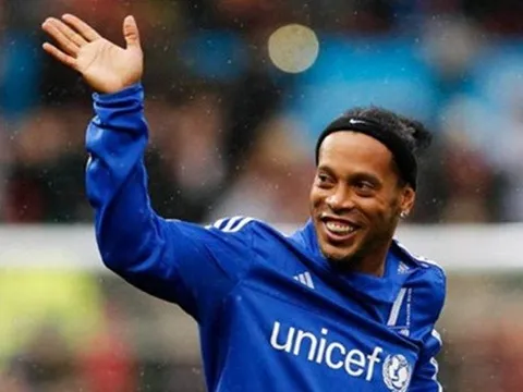 Ronaldinho lập cú đúp đẳng cấp tại Premier Futsal