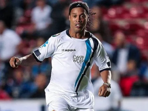 Ronaldinho phô diễn kỹ thuật trước Estrelas