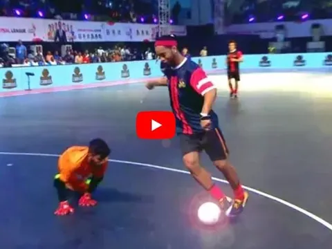 Ronaldinho trổ tuyệt kĩ tại Premier Futsal 2017