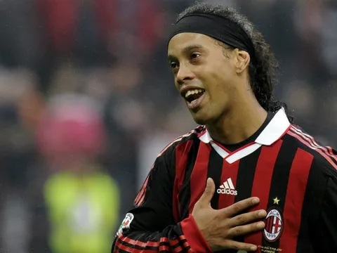 Ronaldinho ủng hộ Ancelotti về giải cứu Milan