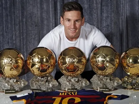 Ronaldinho ủng hộ Messi rời Barca
