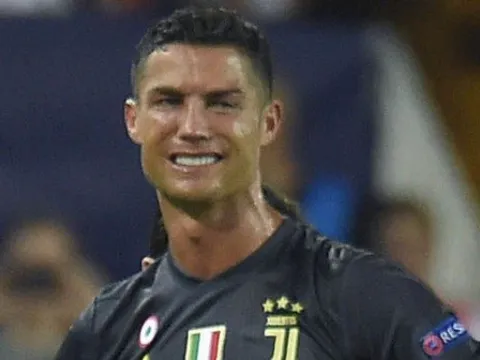 Ronaldo bật khóc nức nở sau khi bị đuổi khỏi trận Valencia