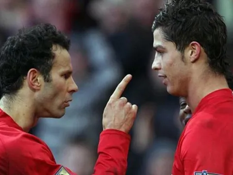 "Ronaldo bước đến trước mặt Keane, Scholes, Giggs, Nistelrooy và nói 4 từ"