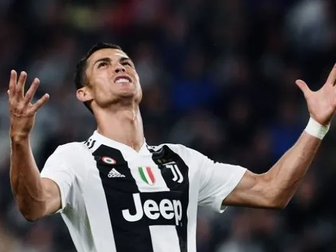 Ronaldo cáu gắt than trời vì thủ thành đối phương
