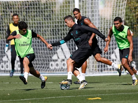 Ronaldo cùng toàn đội Real tập luyện điên cuồng trước trận đấu với APOEL Nicosia