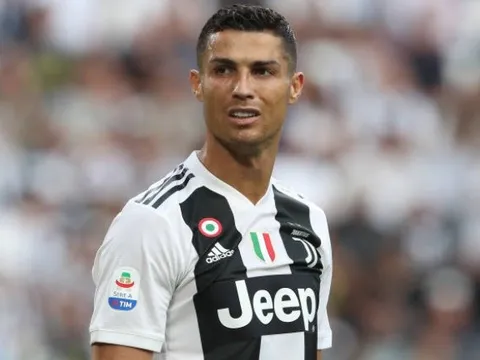 Ronaldo cười khó hiểu khi đồng đội ghi bàn