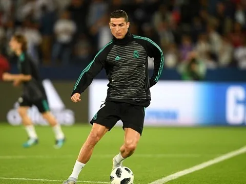Ronaldo đảo chân kỹ thuật trước đông đảo NHM trước giờ G