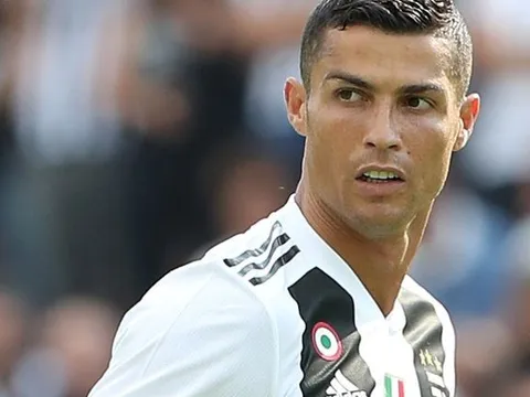 Ronaldo 'đỏ mặt' với tục lệ ra mắt tại Juventus