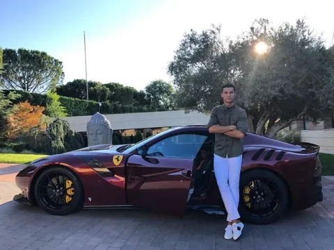 Ronaldo sắm thêm siêu xe thể thao Ferrari