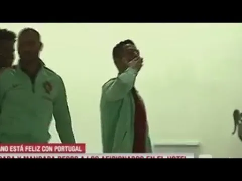 Ronaldo gửi nụ hôn gió tới CĐV nữ
