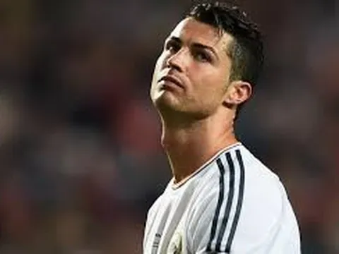 Ronaldo hủy diệt các đồng đội trên sân tập trước ngày trở lại