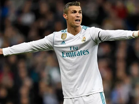 Ronaldo khủng hoảng: Trả giá vì Messi và sự ích kỷ
