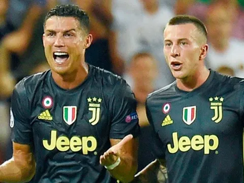 Ronaldo lãnh thẻ đỏ, sao Juve ví đối thủ như "đàn bà"?