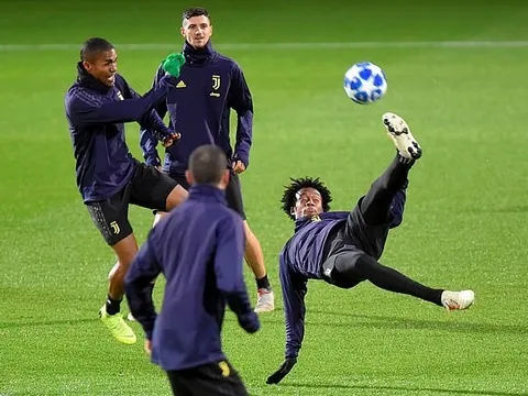 Ronaldo ngỡ ngàng trước cú ngã bàn đèn của Cuadrado