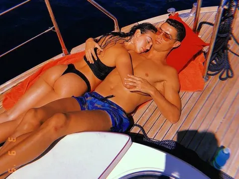 Ronaldo nhận 'gạch' từ truyền thông, bạn gái đăng ảnh nóng an ủi