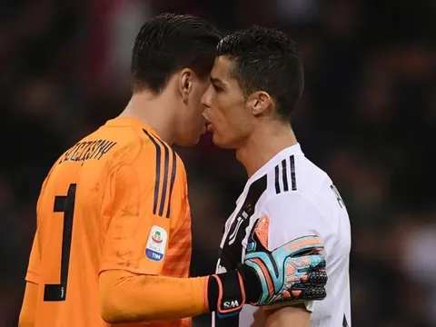Ronaldo nói gì với Szczesny trước khi cản phá cú đá của Higuain?