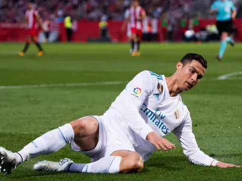 Ronaldo sa sút: Vì tiền, con cái hay đã hết thời?