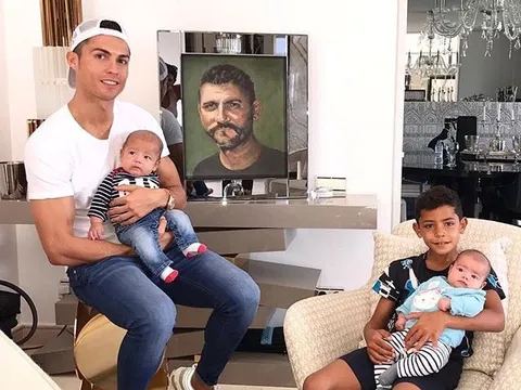 Ronaldo từ máy ghi bàn trở thành 'máy sản xuất con cái'