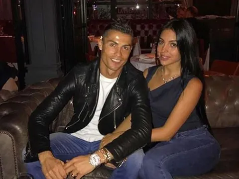 Ronaldo ăn tối cùng bạn gái sau khi giải cơn khát bàn thắng