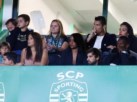 Cristiano Ronaldo cùng bạn gái cổ vũ đội bóng cũ