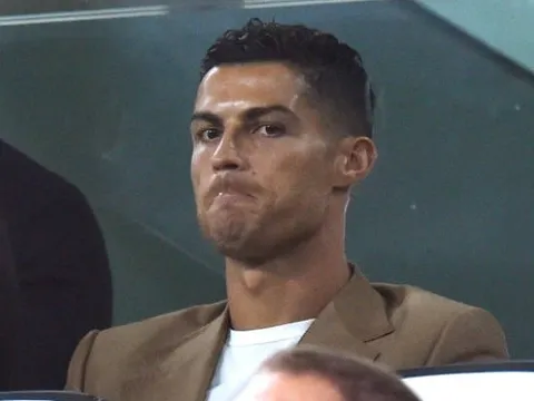 Dybala bị đối thủ đánh, Ronaldo phản ứng lạ trên khán đài