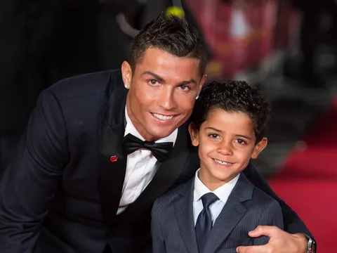 Ronaldo tự hào vì con trai bỏ ăn để chơi bóng