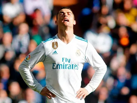 Ronaldo tức giận yêu cầu Real bán anh sang MU