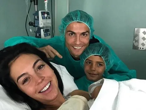 Ronaldo và con trai hân hoan chào đón 'công chúa' Alana Martina vừa chào đời