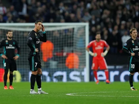 Ronaldo và đồng đội đứng như trời trồng nhìn Gà trống bay cao