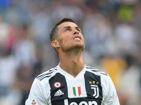 NÓNG: Ronaldo nhận 'TRÁI ĐẮNG' đầu tiên từ Italy