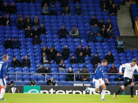 Rooney đau xót trước khán đài vắng bóng người tại Goodison Park