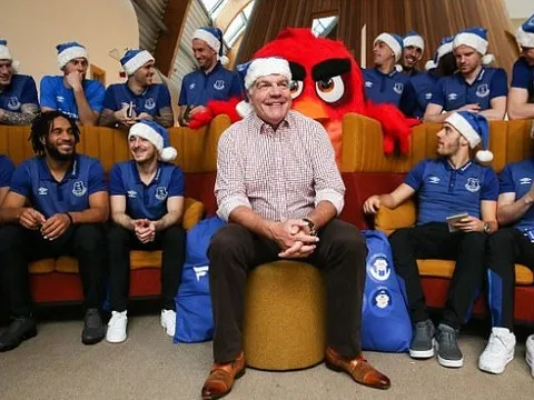 Rooney và đồng đội mang Angry Birds đến bệnh viện nhi