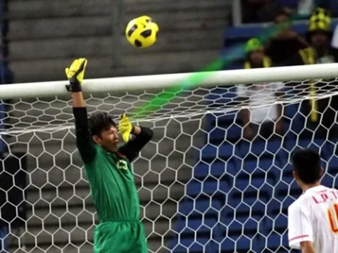 "Cơn ác mộng" Bukit Jalil: Tấn Trường và màn tra tấn của CĐV Malaysia