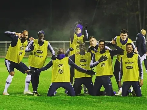 Tập trung cùng tuyển Pháp, Griezmann cùng cạ cứng 'quậy' tưng sân tập