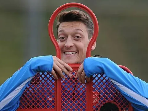 Ozil trổ tài chọc ghẹo đồng đội và cái kết đắng